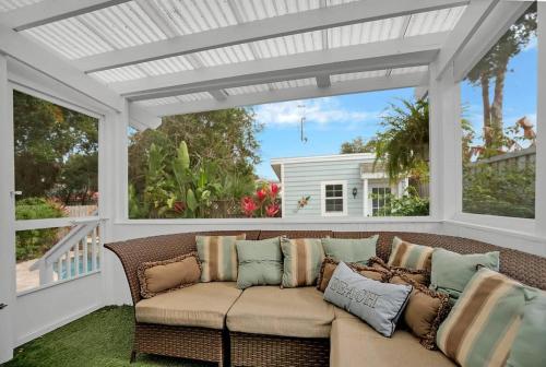 Posezení v ubytování Charming Cottage w Pool, Walkable to Downtown