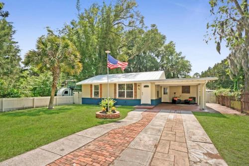 a house with an american flag in the yard at Eclectic Beauty, Heart of Downtown St Aug in Saint Augustine