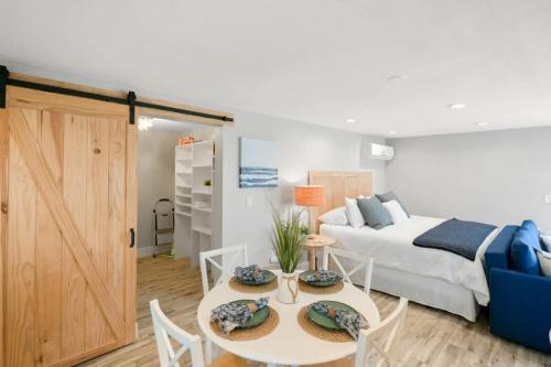 1 dormitorio con 1 cama y 1 mesa con sillas en Coral Cottage, Stylish Studio Suite on Canal, Walkable to Beach, Private Parking, en St. Augustine