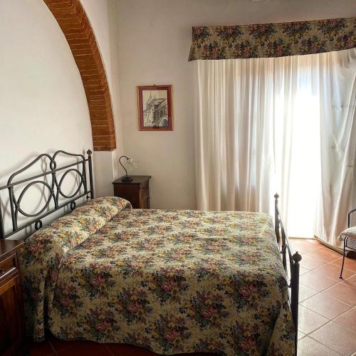 a bedroom with a bed and a window at Tenuta Lupinari in Bucine