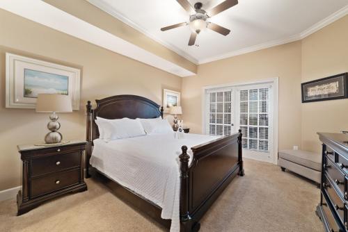 - une chambre avec un lit et un ventilateur de plafond dans l'établissement Phoenix West II 1816 Lazy River, à Orange Beach