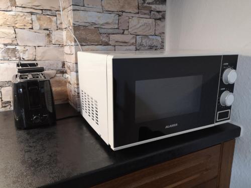 a microwave oven sitting on top of a counter at Das Ferienhaus in Papenburg