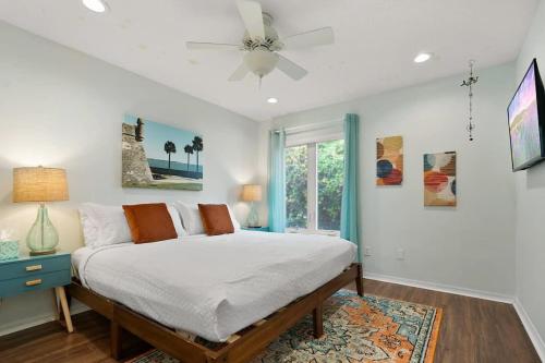 Postel nebo postele na pokoji v ubytování Heated Pool Costa Rica Style Sleeps 10 Steps to Sand, Dogs OK