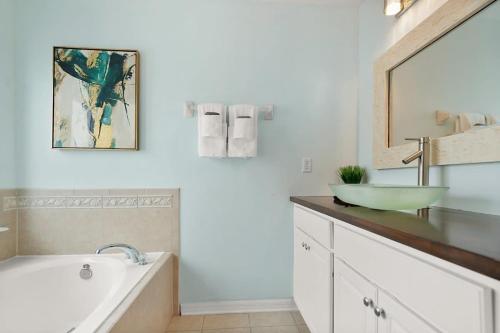 Koupelna v ubytování Heated Pool Costa Rica Style Sleeps 10 Steps to Sand, Dogs OK