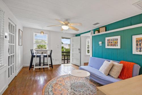 sala de estar con sofá azul y mesa en Marvelous Mermaid Bungalow, Dog-Friendly Upstairs Apt in Prime Vilano Beach en Saint Augustine