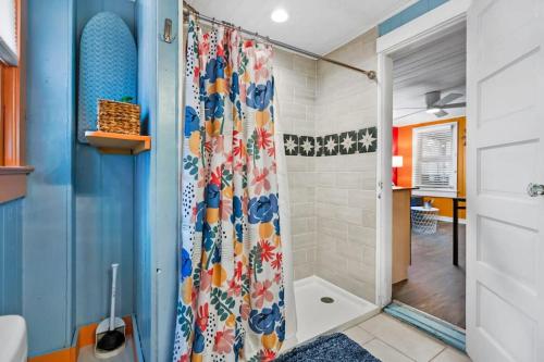 ein Bad mit Dusche und Duschvorhang in der Unterkunft Marvelous Mermaid Bungalow, Dog-Friendly Downstairs Apt in Prime Vilano Beach in St. Augustine
