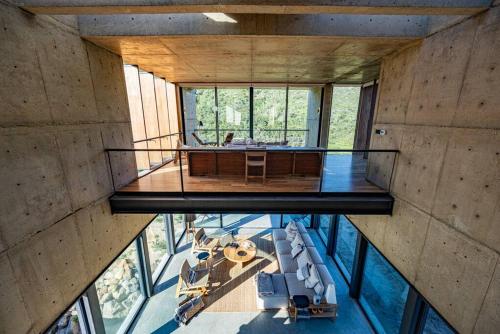 una vista aérea de una casa con suelo de cristal en Casa Zilin - Cuatro Cuatros, en Valle de Guadalupe
