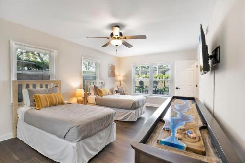 sala de estar con 2 camas y ventilador de techo en Rave Reviews for Waterway Views Spa Comfy Beds Bring Your Boat, en St. Augustine