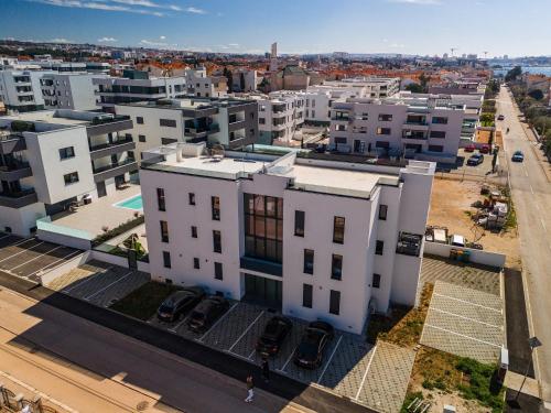 K Luxury apartment few min walk from the beach