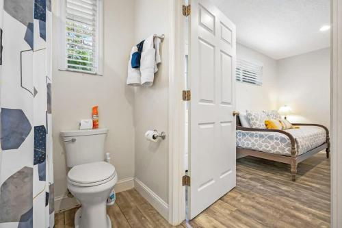 een badkamer met een toilet en een bed bij Dog Friendly Cottage Just North of Historic St Aug in St. Augustine