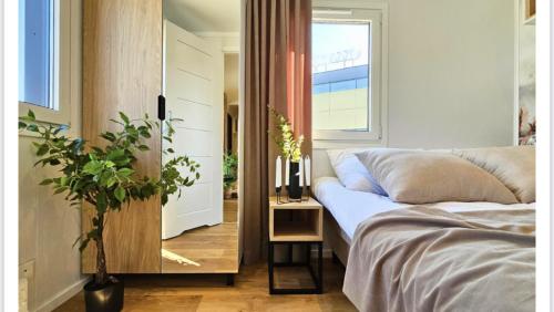 1 dormitorio con espejo junto a la cama en Mazury Resort-15 m od jeziora, en Makosieje