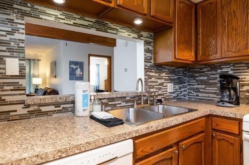 uma cozinha com um lavatório e uma bancada em Family-friendly cottages by Lake Bella Vista em Rockford