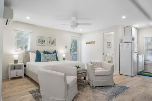 - une chambre blanche avec un grand lit et une chaise dans l'établissement The Lincolnville Loft Sunny Patio with BBQ, à Saint Augustine