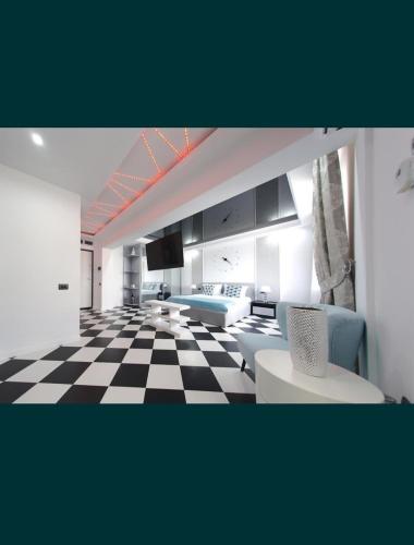 sala de estar con suelo a cuadros en ONYX Apartament, en Brăila