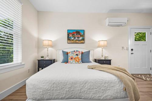 圣奥古斯丁New Private Apt in Uptown St Aug Walk Everywhere的一间白色卧室,配有大床和2个床头柜