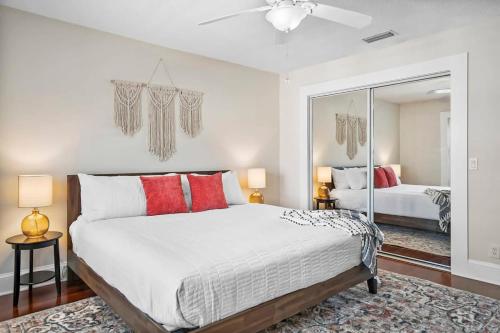 Ένα ή περισσότερα κρεβάτια σε δωμάτιο στο Beach Home w Pool Golf Cart Game Room Dogs Ok