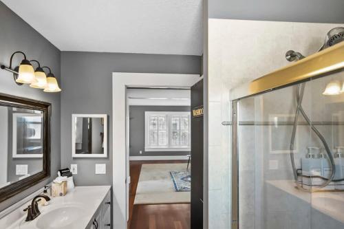 Ένα μπάνιο στο Beach Home w Pool Golf Cart Game Room Dogs Ok