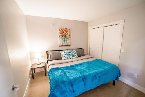 大急流城的住宿－Luxury King Bed Apt in Downtown GR，一间卧室配有一张带蓝色毯子的床