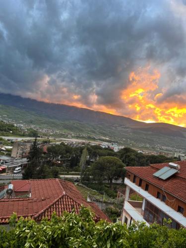 een uitzicht op een stad met een zonsondergang bij Hotel Villa Edis in Berat