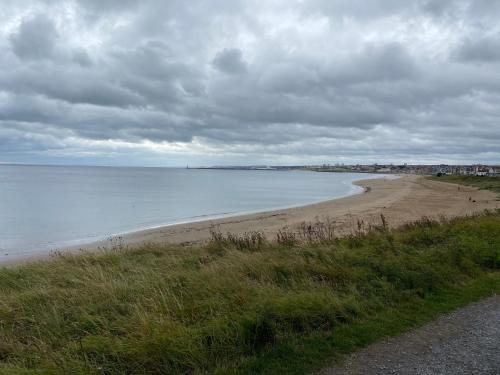 vista para uma praia num dia nublado em 2-Bed Caravan in Mablethorpe sea front location em Mablethorpe