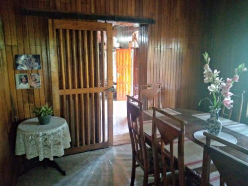 uma sala de jantar com uma mesa e cadeiras e uma porta em Maliga inn em Gampola