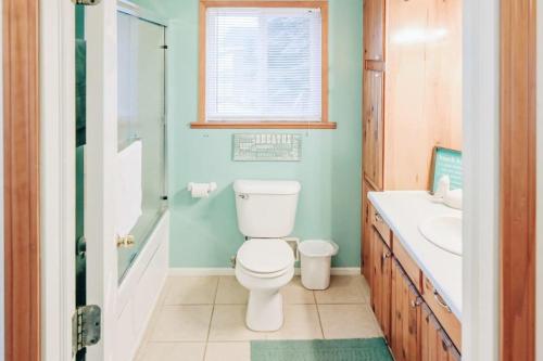 łazienka z toaletą i umywalką w obiekcie Beach Club of Oscoda Beach House on Lake Huron w mieście Oscoda