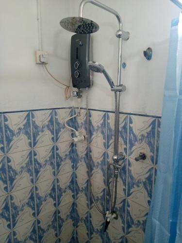 y baño con ducha con cabezal de ducha. en Maliga inn en Gampola