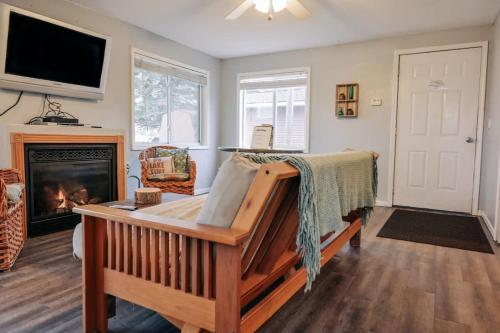 un soggiorno con divano e camino di Beach Club of Oscoda Garden Cottage on the Lake a Oscoda