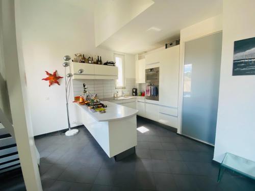 eine Küche mit einer weißen Theke und einem Waschbecken in der Unterkunft Appartement spacieux et confortable in Valence
