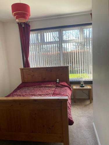 1 dormitorio con 1 cama y una ventana con cortinas en Homestay, en Glasgow