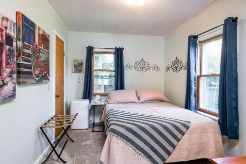 een slaapkamer met een bed en een raam bij Priscilla's Place on Big Pine Island Lake in Belding