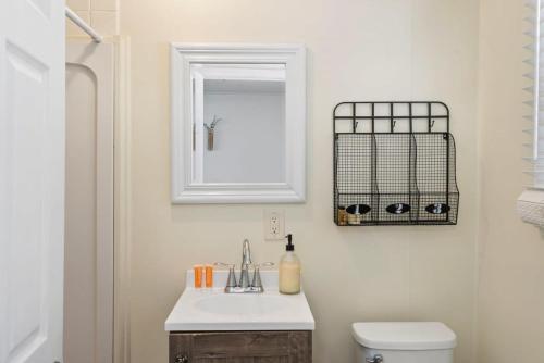 La salle de bains est pourvue d'un lavabo, d'un miroir et de toilettes. dans l'établissement Fife Lake Lodge Multi-level Suite with Lake Views, à Fife Lake