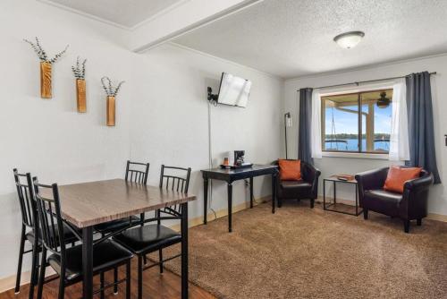 Χώρος καθιστικού στο Fife Lake Lodge Multi-level Suite with Lake Views