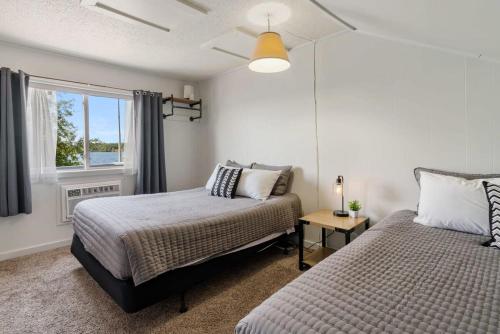 Ένα ή περισσότερα κρεβάτια σε δωμάτιο στο All 12 Rooms at The Fife Lake Lodge!