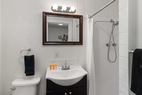 Ένα μπάνιο στο All 12 Rooms at The Fife Lake Lodge!