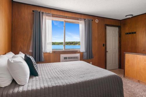 Ένα ή περισσότερα κρεβάτια σε δωμάτιο στο All 12 Rooms at The Fife Lake Lodge!