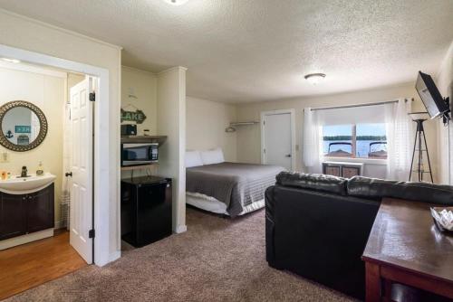 Ένα ή περισσότερα κρεβάτια σε δωμάτιο στο All 12 Rooms at The Fife Lake Lodge!
