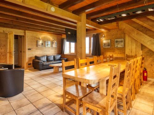 une salle à manger avec une grande table et des chaises en bois dans l'établissement Charmant chalet rénové, 10-12 pers, au pied des pistes à Morillon 1100 avec sauna et terrasse! - FR-1-642-5, à Morillon