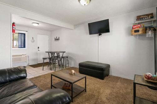 Televisyen dan/atau pusat hiburan di Fife Lake Lodge 3 Multi-Level Units in One!