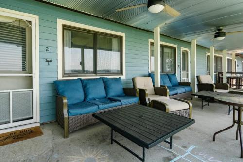 Ruang duduk di Fife Lake Lodge 3 Multi-Level Units in One!