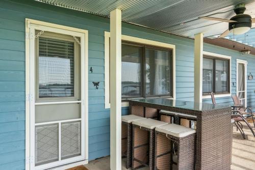 Balkoni atau teres di Fife Lake Lodge 3 Multi-Level Units in One!
