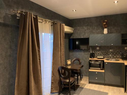 Una cocina o cocineta en MARGARITA'S SUITES