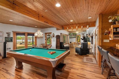 Τραπέζι μπιλιάρδου στο Lakefront 5BR Cabin on Big Crooked Lake w Pontoon