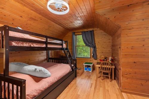 1 dormitorio con litera en una cabaña de madera en Lakefront 5BR Cabin on Big Crooked Lake w Pontoon, en Rockford
