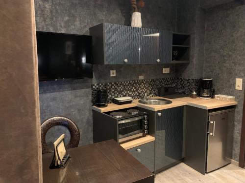 Una cocina o cocineta en MARGARITA'S SUITES