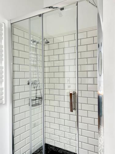 a bathroom with a shower with a glass door at Leniwa Kolonia in Sarnaki