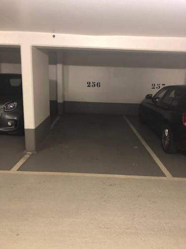 un parking avec deux voitures garées à l'intérieur dans l'établissement Studio avec parking privé et métro, à Boulogne-Billancourt