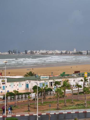 a view of a beach with buildings and the ocean at Appartement moderne vue sur mer in Essaouira