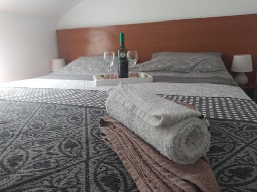 a bedroom with two beds with towels and wine glasses at Apartman Jasmin in Vrnjačka Banja