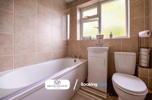 Tritton Lodge, 2 Bedroom House By Broad Meadow Stays Short Lets and Serviced Accommodation Lincoln With Free Parking في لينكولن: حمام مع مرحاض وحوض استحمام ومغسلة